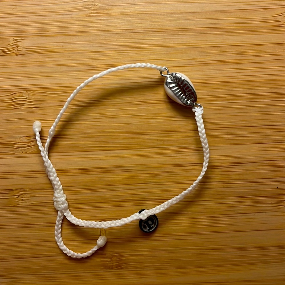 Adorable pura vida bracelet.